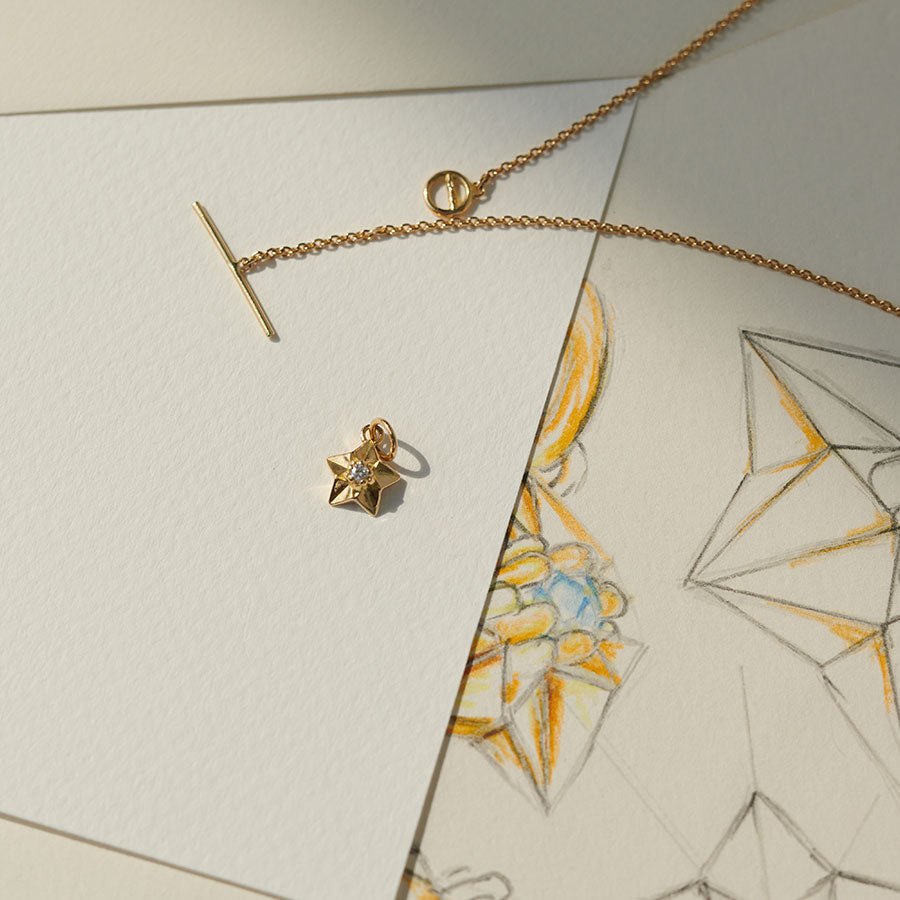 Stern Anhänger und Gold Kette auf Skizze und Design des Sterns