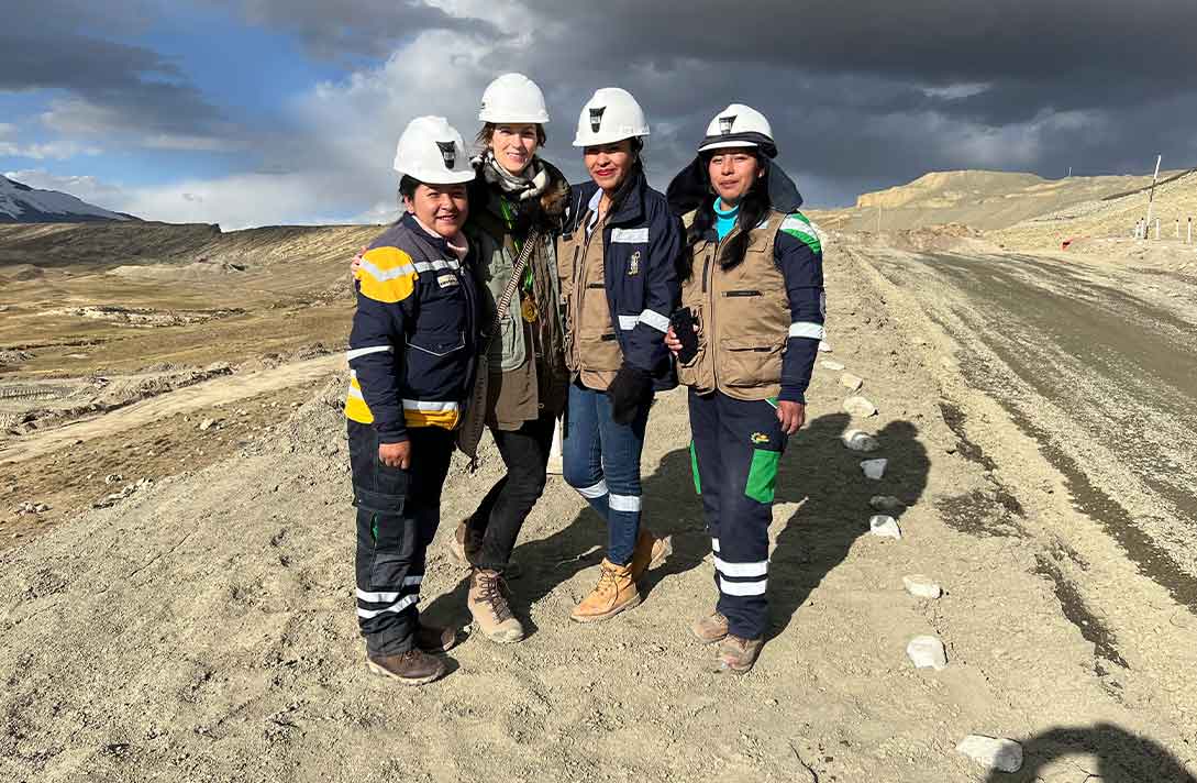 Desire Binternagel auf einem Gruppenfoto mit Arbeiterinnen in einer Gold Mine