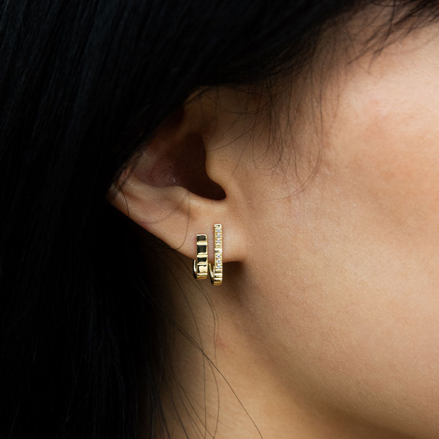 Ohr mit doppelter Creole aus Gold und Labordiamanten designt