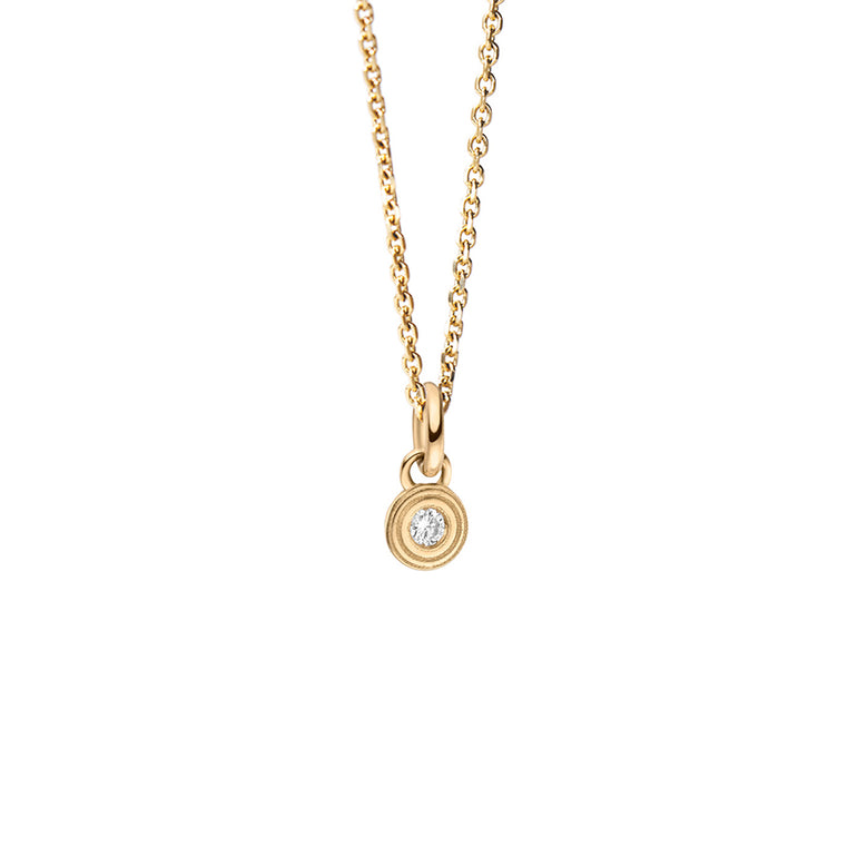 Detailaufnahme des feinen Drops of Memories Anhängers aus recyceltem Gold und mit Labordiamant besetzt von Maren Jewellery hängt an einer Goldkette vor weißem Hintergrund