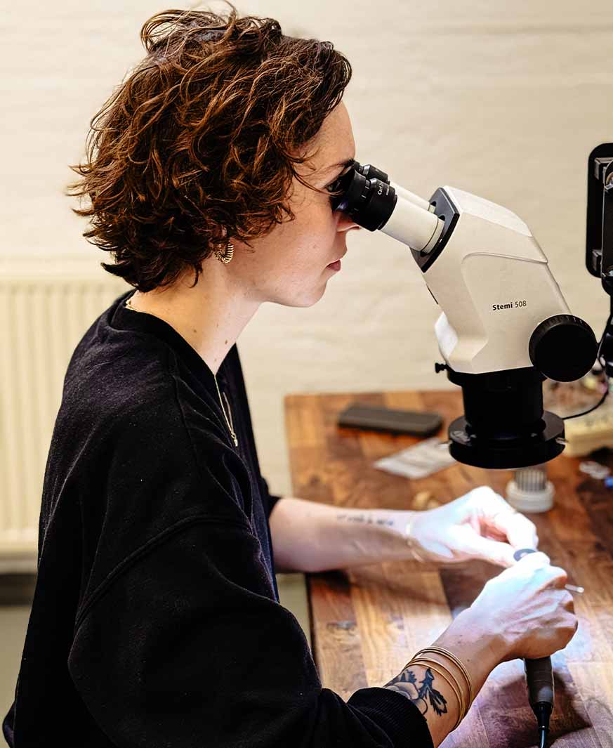 Leonie Eppers bei der Fasser Arbeit von Schmuck