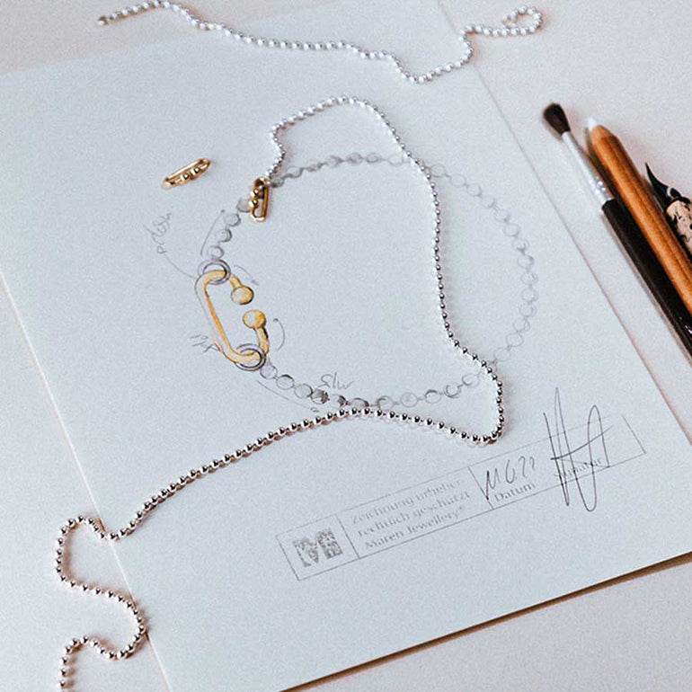 Designer Kette mit  exclusivem Verschluss Design liegt auf Skizze des Verschlusses