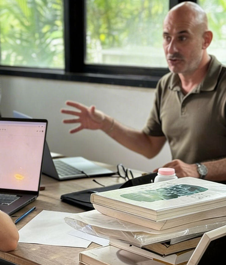 Experte für nachhaltigen Schmuck Jose Luis Fettolini im Gespräch am Arbeitstisch