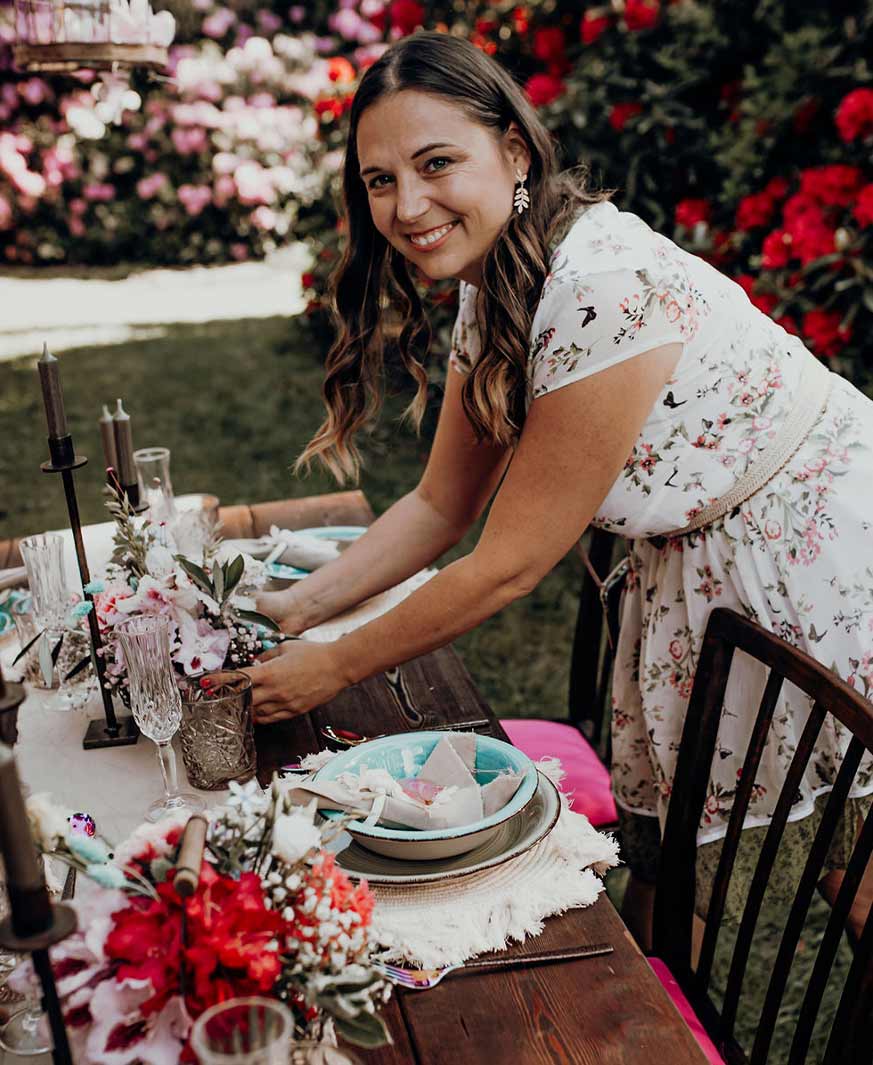 Dominique Erb beim dekorieren einer nachhaltigen Hochzeit