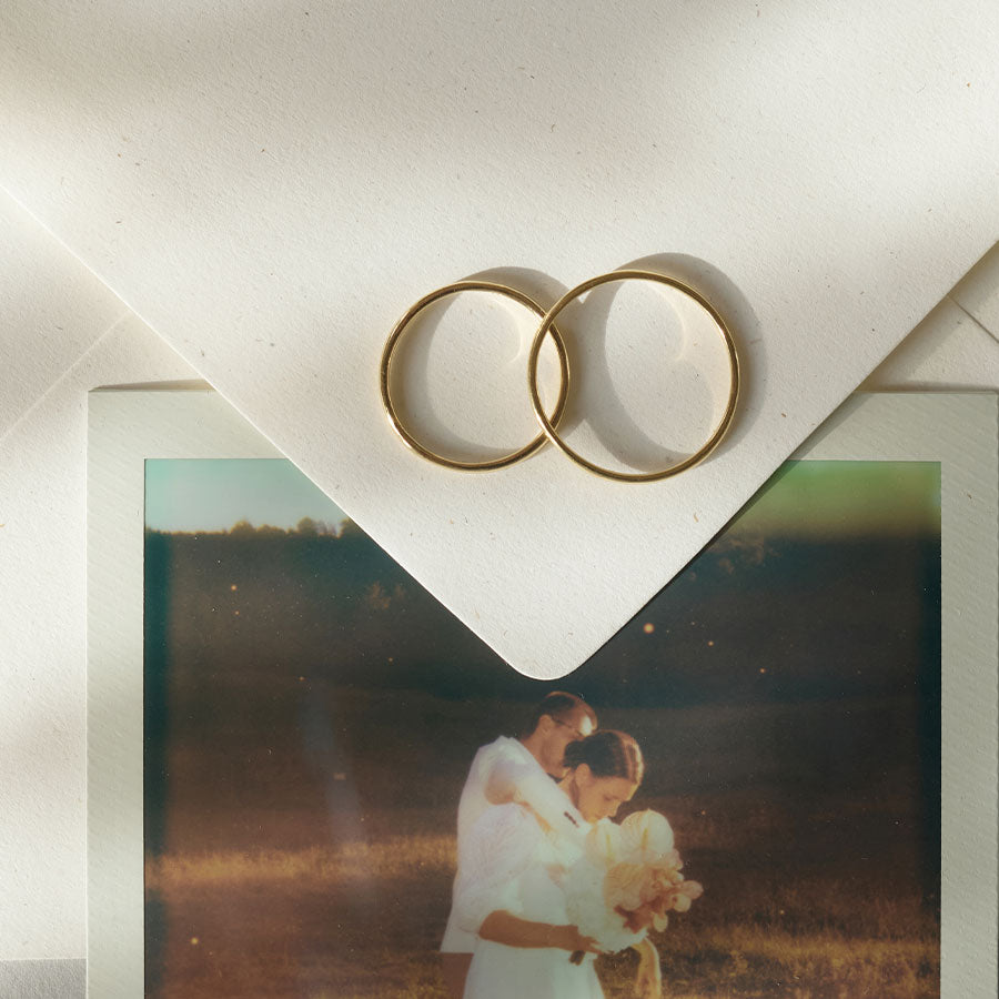 Zarte, schmale Eheringe aus recyceltem Gold