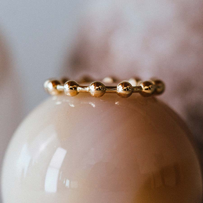 Feiner Ring aus recycelten Gold Kugeln