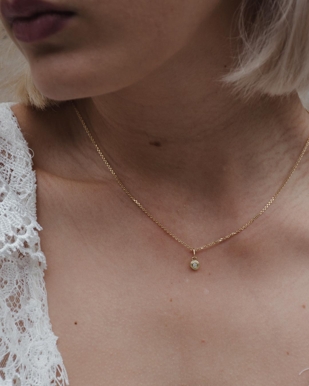 Zarter Kettenanhänger für die Braut zur Hochzeit aus recyceltem Gold von Maren Jewellery