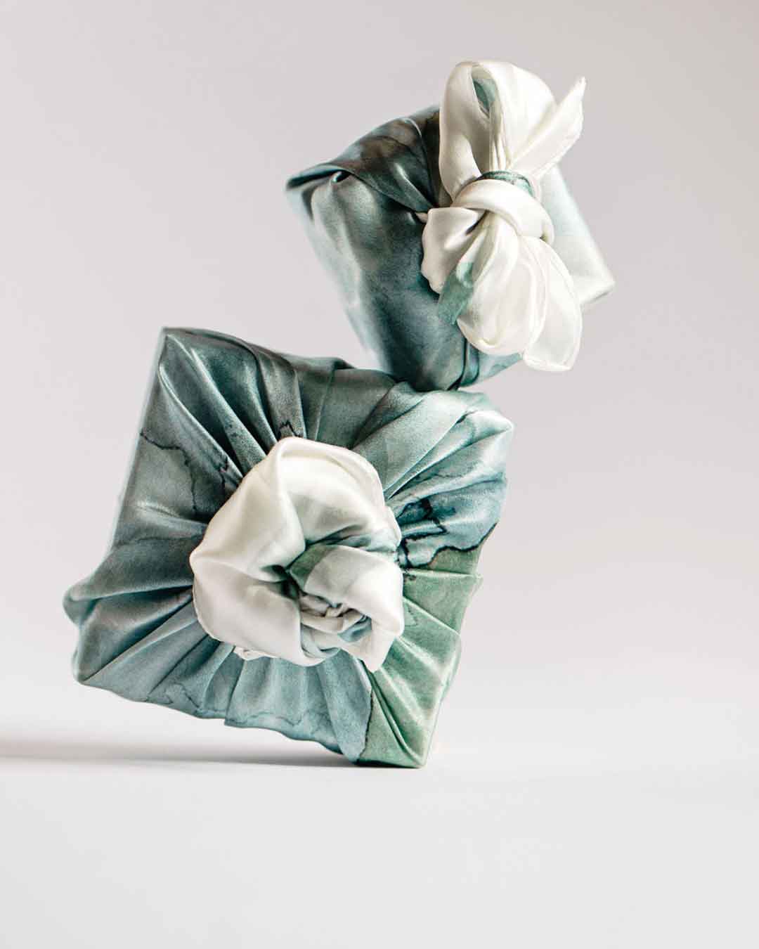 Furoshiki Seidentuch in maritimen Stil als Geschenkverpackung für Maren Jewellery