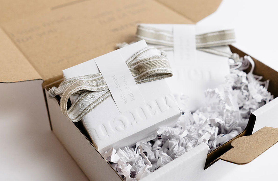 Ganzheitliche nachhaltige Schmuckverpackung mit Paper Case für den Schmuck, Packmaterial aus Papier und nachhaltigem Versandkarton.