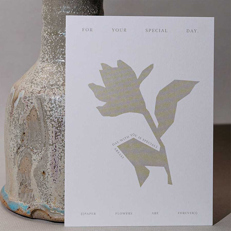 Postkarte zum Geburtstag mit grafischer Blume