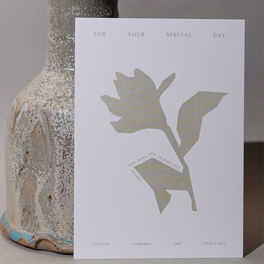 Postkarte zum Geburtstag mit grafischer Blume