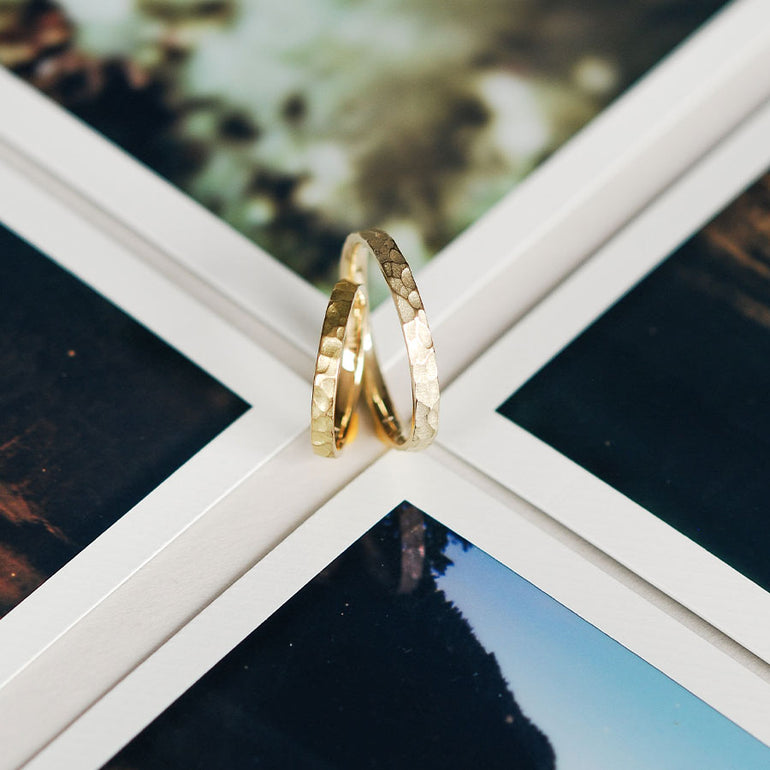 Hammer Ehering Struktur aus Gold nachhaltig designt