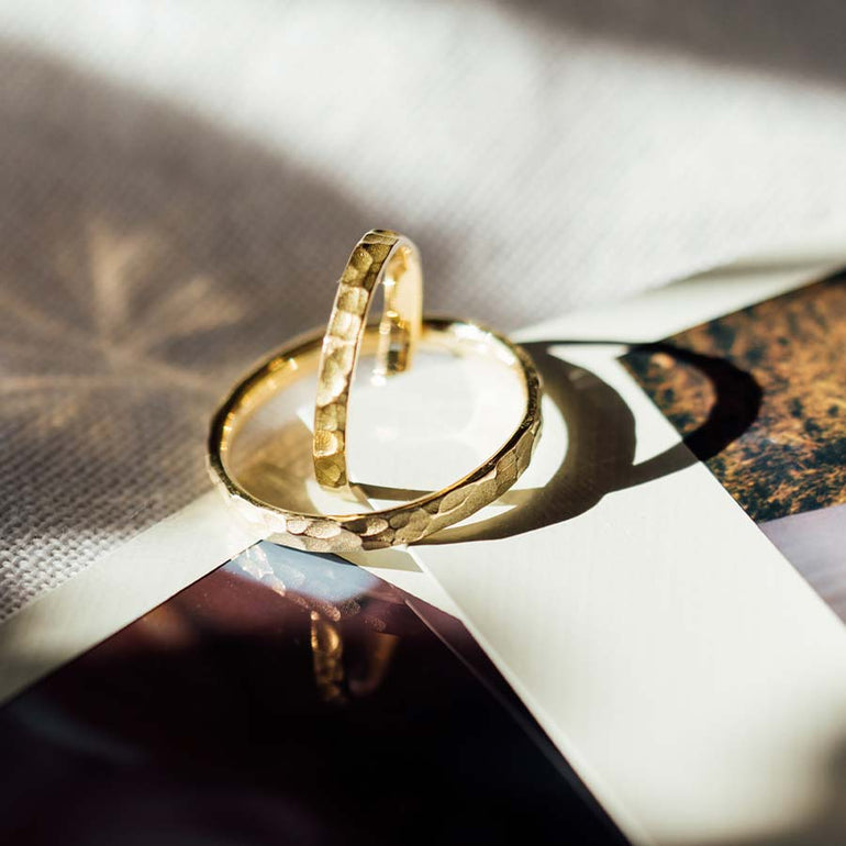 Eheringe mit Hammer Schlag Muster aus Gold in Nahaufnahme