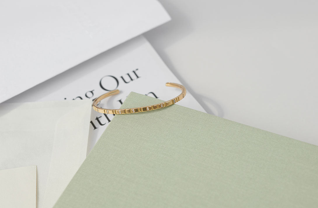 Armreif aus recyceltem Gold mit Labor Diamanten besetzt