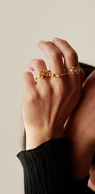 Frauen Hand mit nachhaltigen Gold Ringen