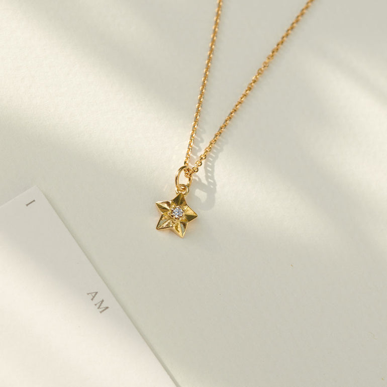 Stern Anhänger an Gold Kette