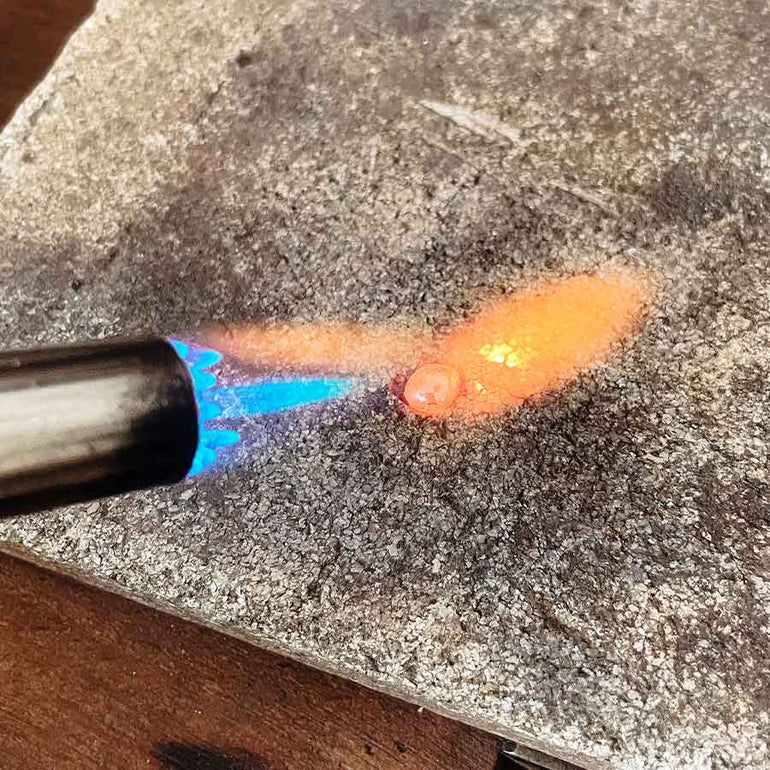 Gold wird eingeschmolzen