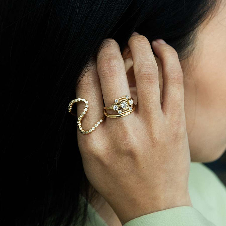 Recycelte Gold Ringe an Frauen hand - Ring Stacking