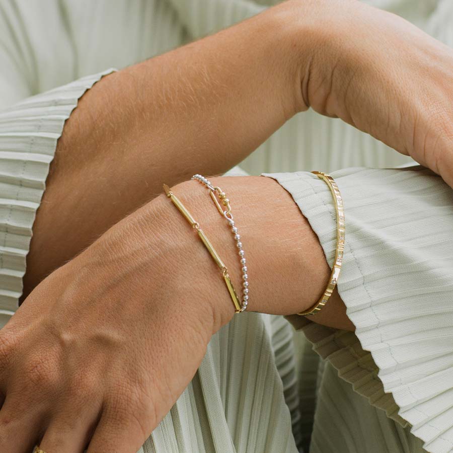 Gold und Silber Armbänder an Handgelenk getragen