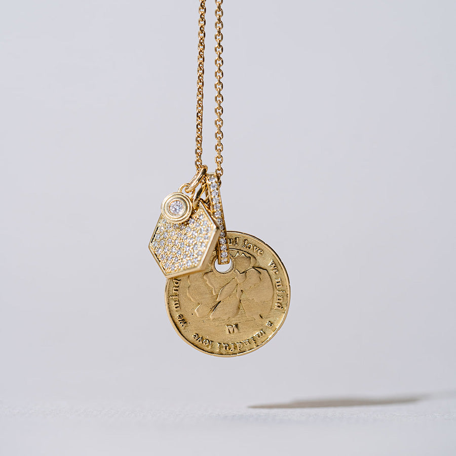 Nahaufnahmen von handgefertigten Designer Anhängern aus recyceltem Gold  und mit Labordiamanten besetzt von Maren Jewellery, die an einer Kette hängen.