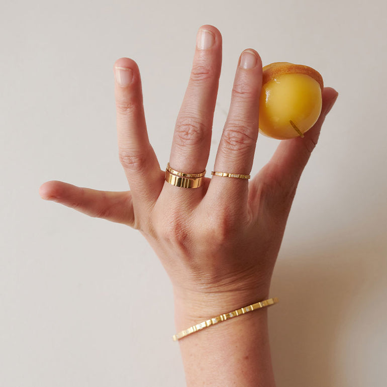 Frauen Hand mit Gold Ringen und Goldarmreif