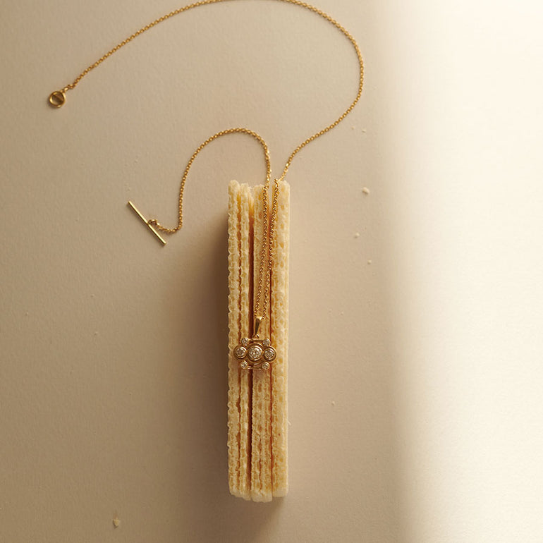 Kette mit Labordiamanten Anhänger auf eiswaffel