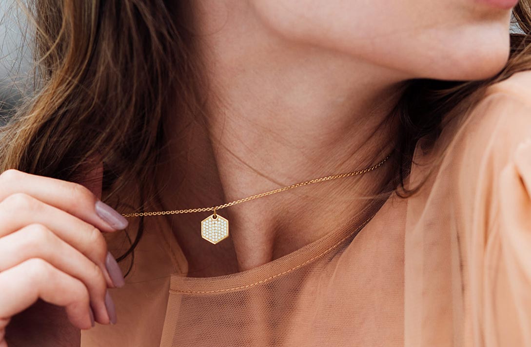Grafischer Pave Anhänger aus recyceltem Gold mit Labordiamanten von  Maren Jewellery als Talisman Kette am Hals eines Models