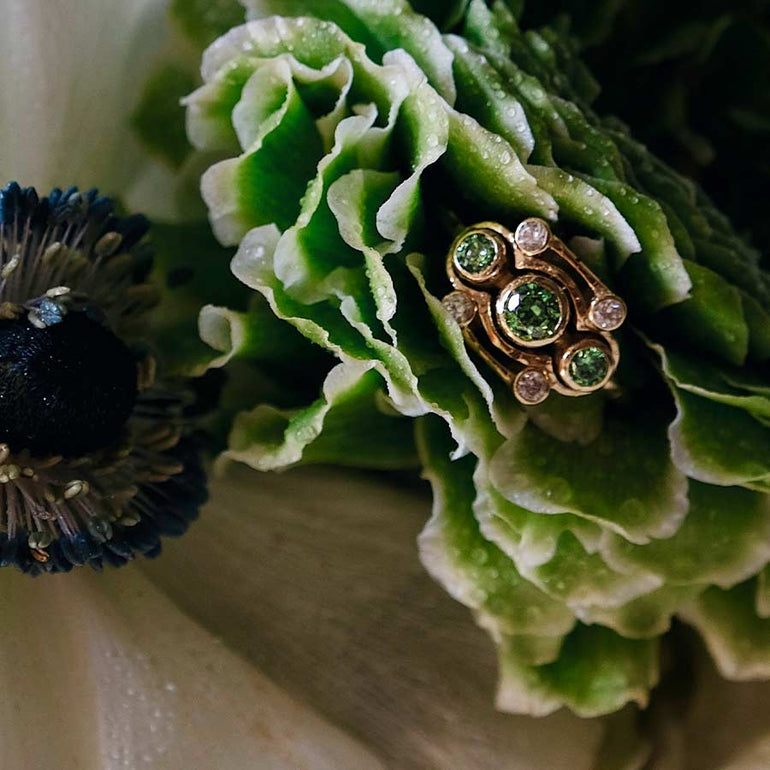 Ring mit grünen synthetischen Diamanten