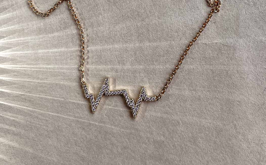 Sonderanfertigung von Maren Jewellery einer Halskette mit Anhänger, der den Herzschlag das Babys zeigt von vollständig mit Labordiamanten besetzt ist