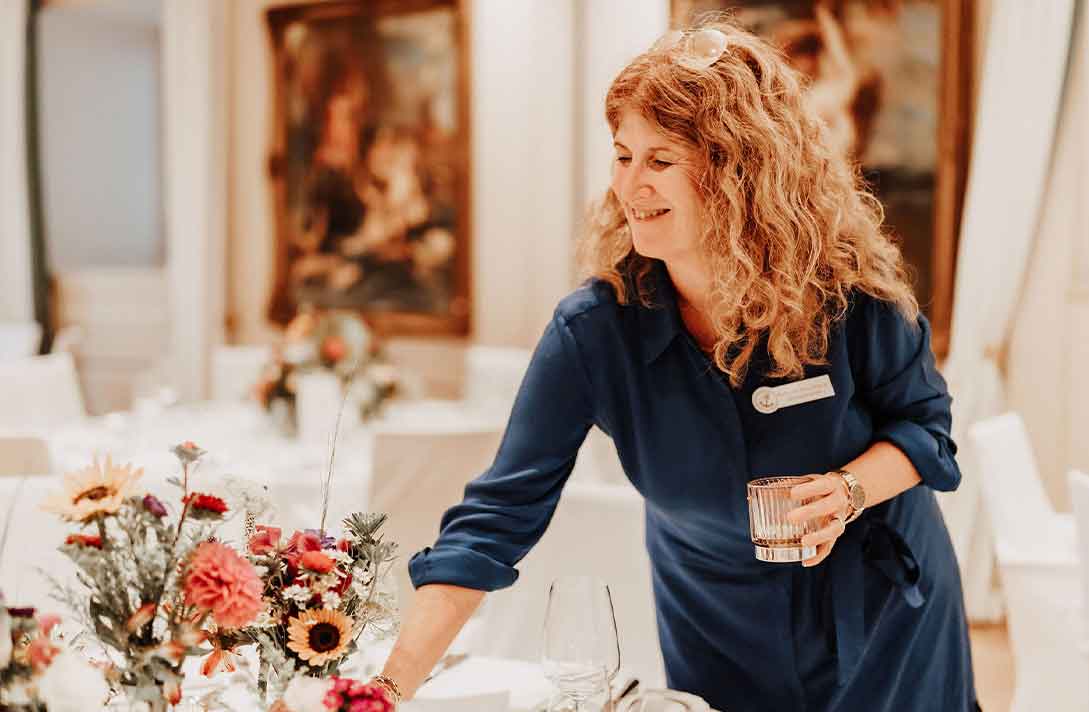 Bettina beim organisieren einer Hamburger Hochzeit