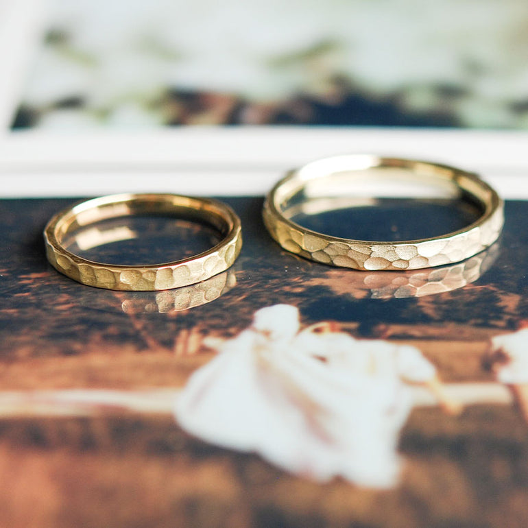 Gehämmerte Eheringe aus Gold für Mann und Frau