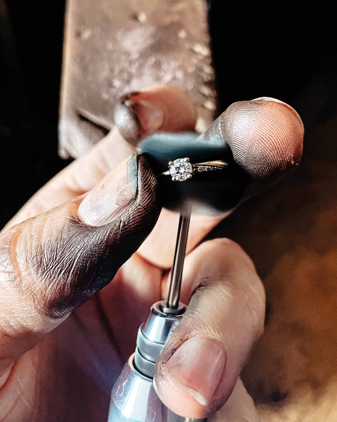 Handwerklich gefertigter Verlobungsring von Maren Jewellery beim Polieren von Hand