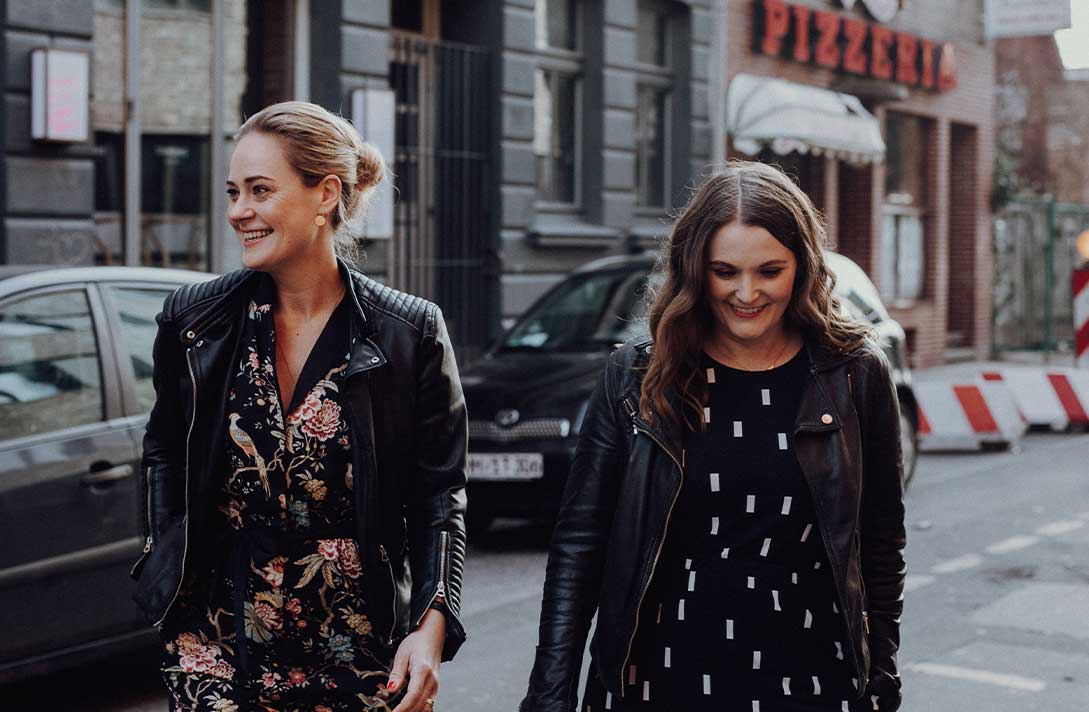 Zwei Frauen Expertinnen für Hochzeiten ind Norddeutschland
