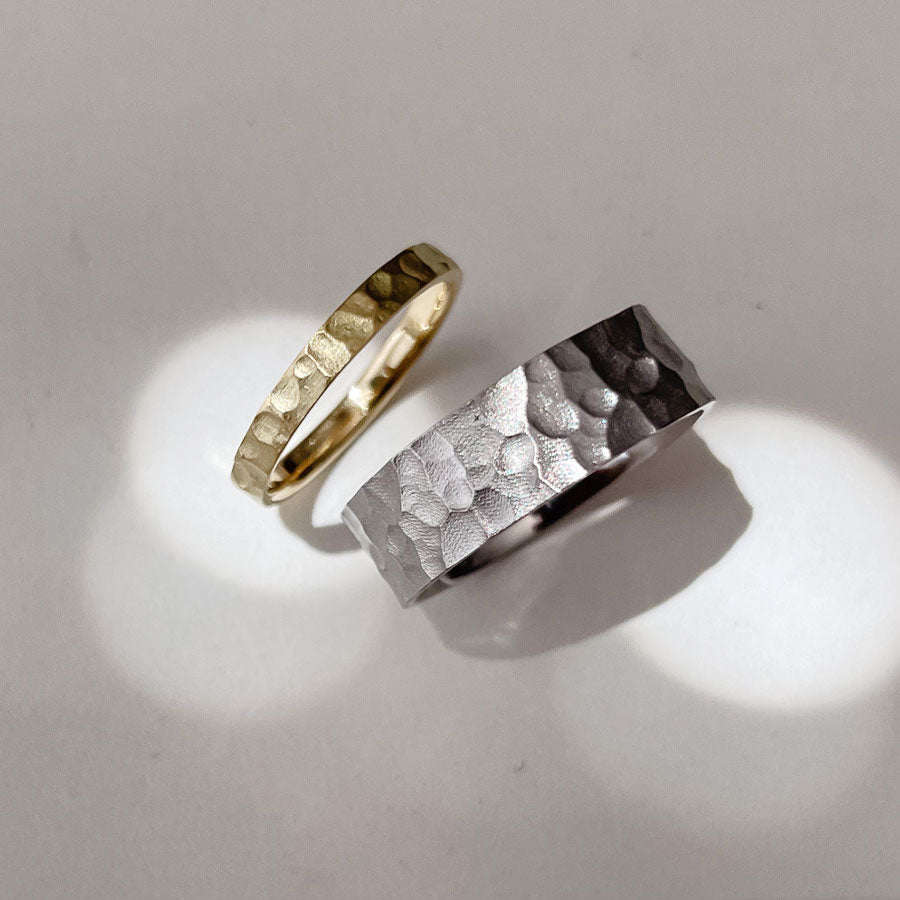 Individuelle Eheringe auf Kundenwunsch von Maren Jewellery designt mit Hammerschlagoberfläche