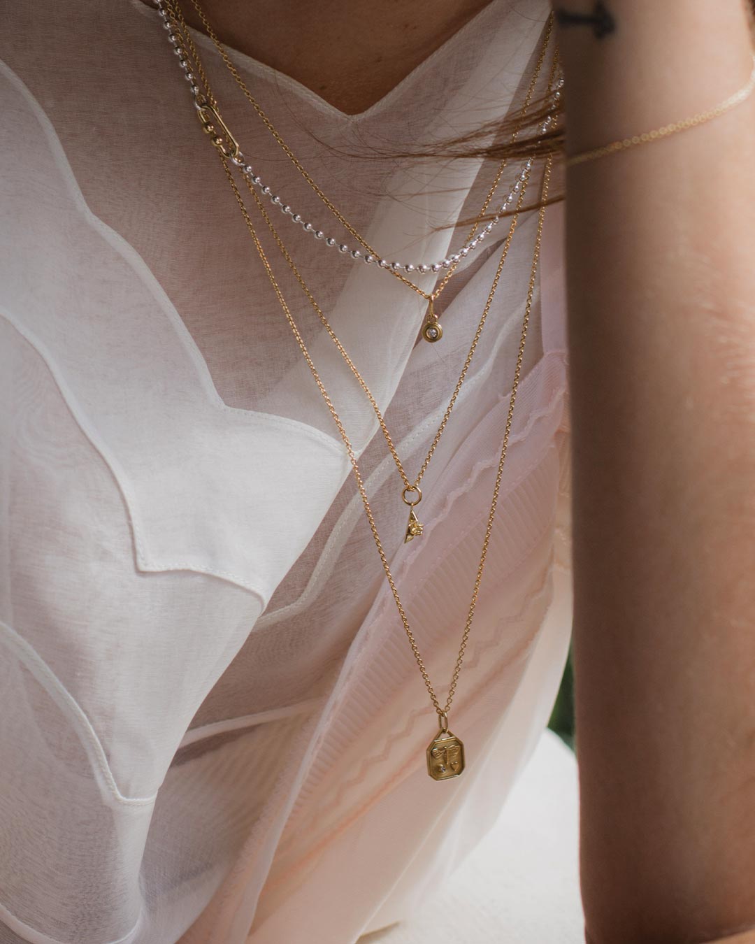 Ketten Layering von Maren Jewellery mit verschiedenen Ketten aus unterschiedlichen Materialien und verschiedenen Anhängern