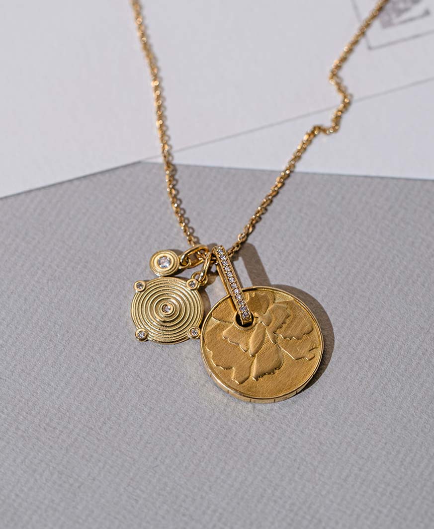 Gold Kette mit verschiedenen Charm Anhängern aus recycltem Gold und Labir Diamanten