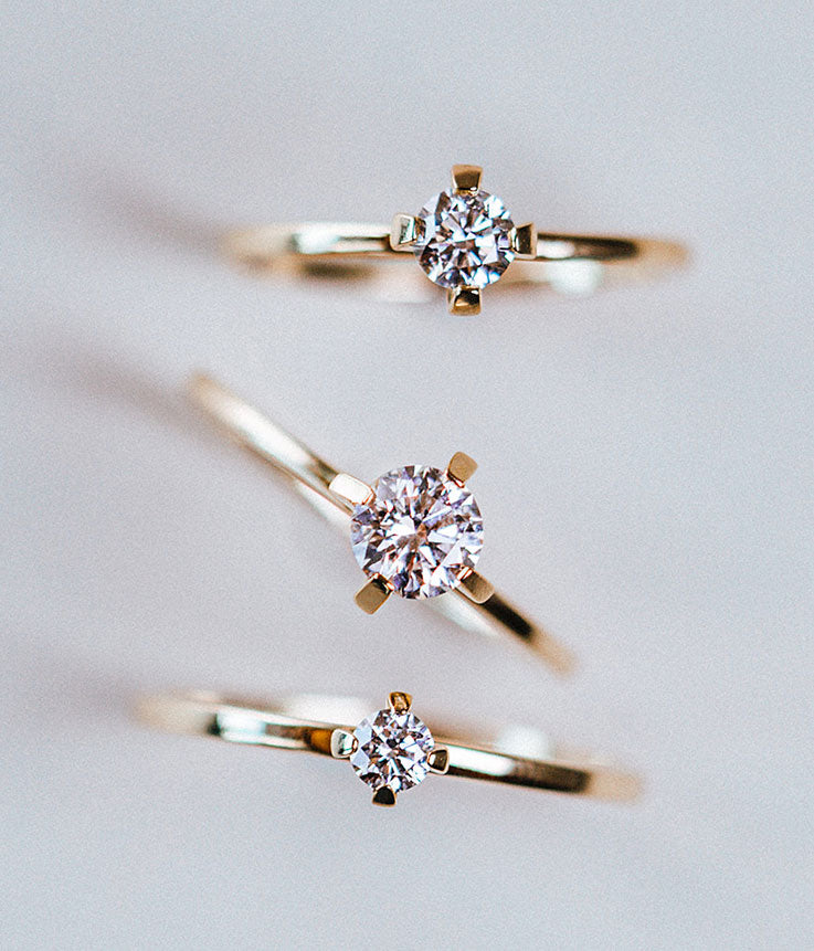 Klassische Solitär Ringe mit besonderer Designer Fassung