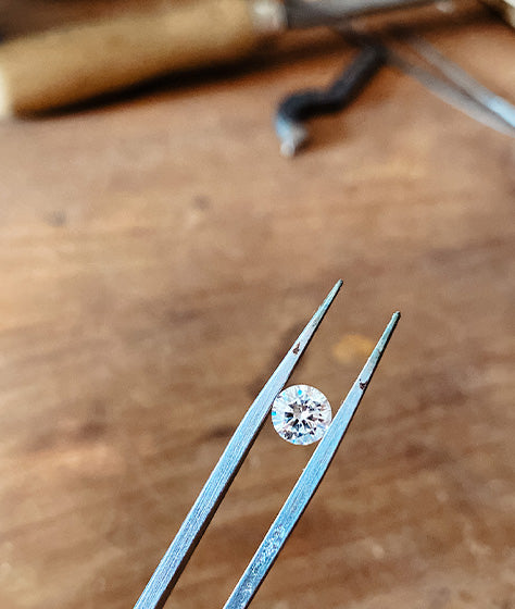 Labor Diamant on Zange gehalten