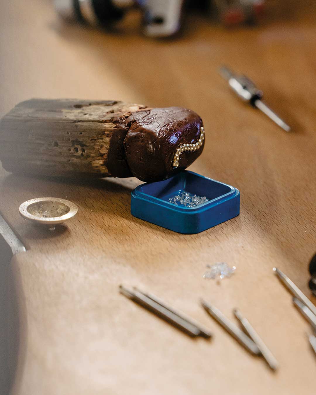 Detailaufnahme zeigt wie Labordiamanten in ein nachhaltiges Schmuckstück von Maren Jewellery gefasst werden.