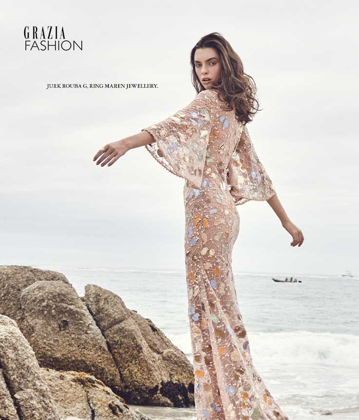 Ein elegantes Model am Meer bewirbt in der Grazia Fashion den nachhaltigen Schmuck von Maren Jewellery