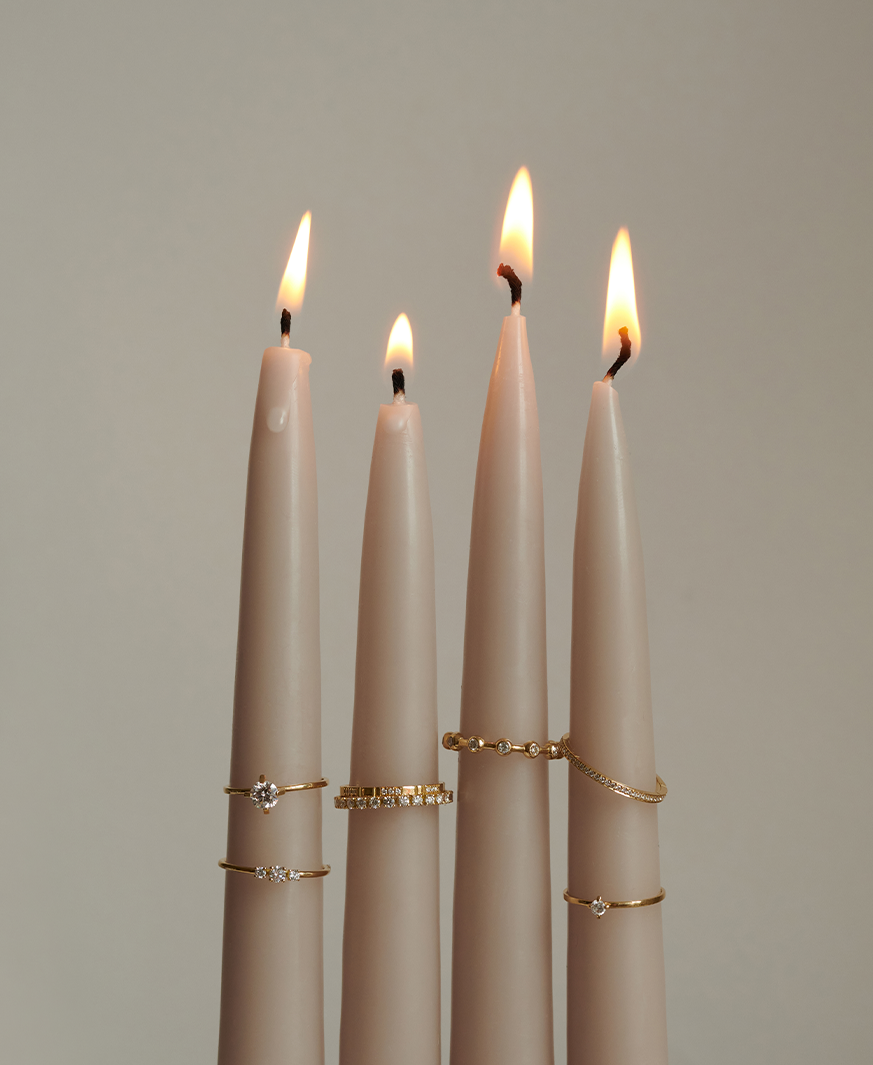 Weihnachtsgeschenke Goldringe mit Labordiamanten auf Kerzen