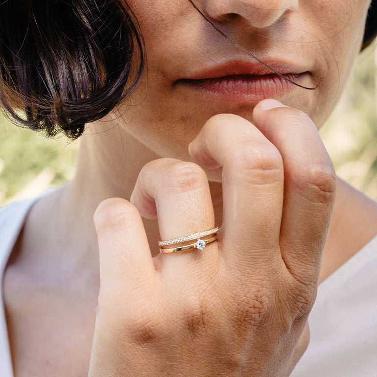 Memoire und Solitaire Ring aus recyceltem Gold und mit Labordiamant besetzt von Maren Jewellery an der Hand eines Models