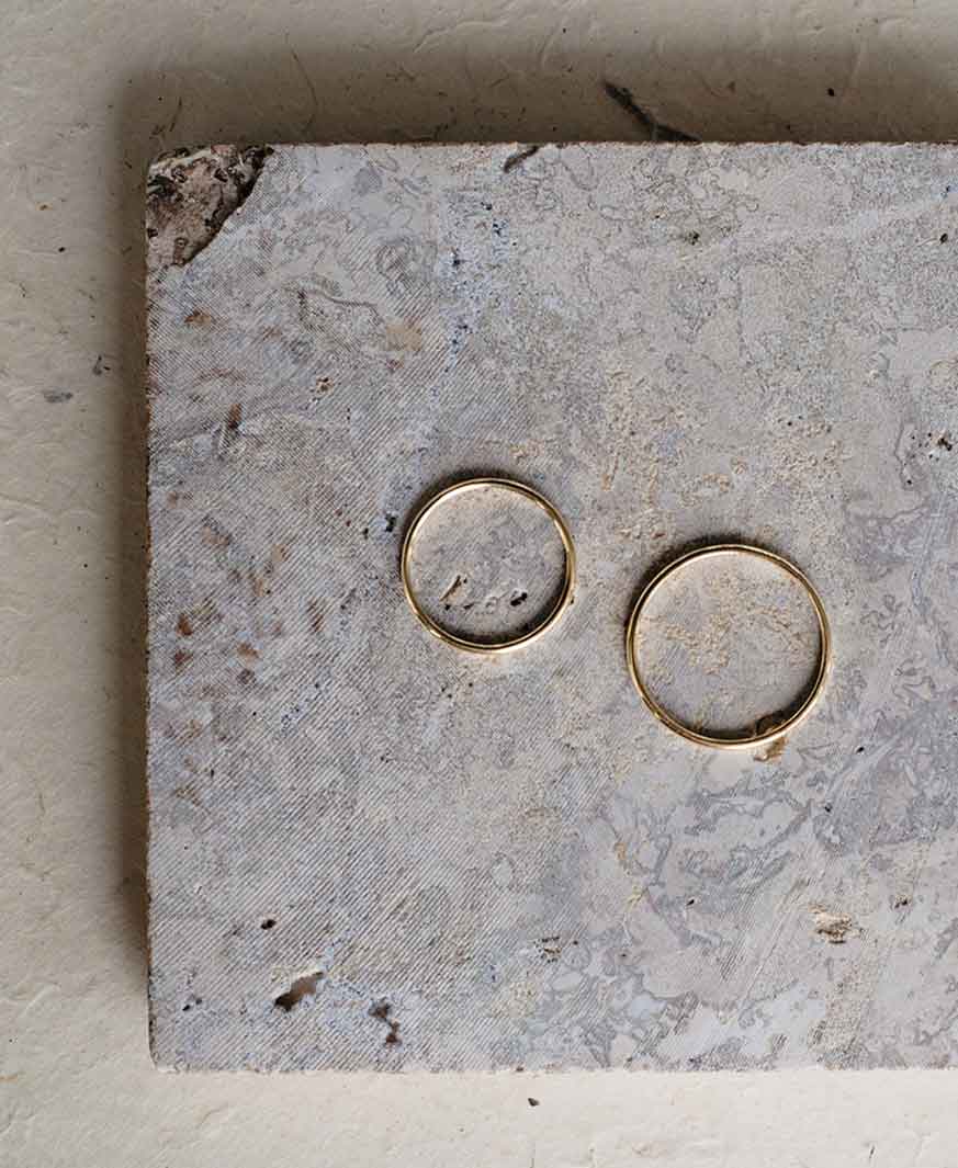 schlichte Eheringe aus recyceltem Gold