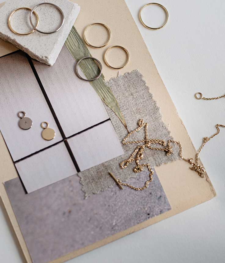 verschiedener minimalistischer Schmuck aus recyceltem Gold von Maren Jewellery