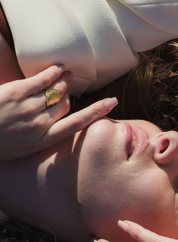 Bildausschnitt eines jungen Models, das den mit dem Green Product Award prämierten Münzring von Maren Jewellery trägt.