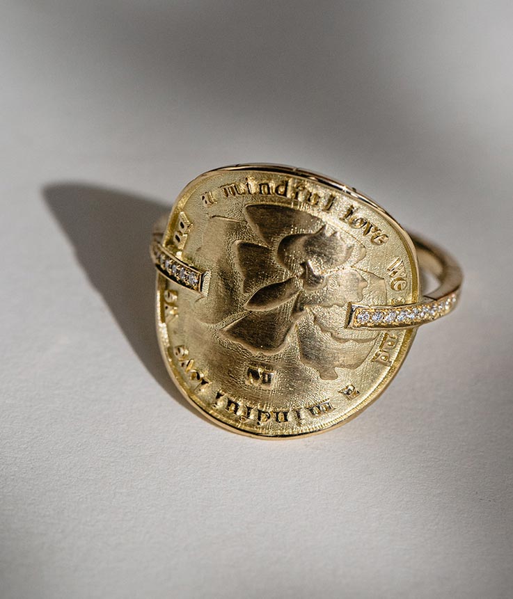 Prämierter Wild Flowers Münz Ring von Maren Jewellery aus recyceltem Gold und Labor Diamanten
