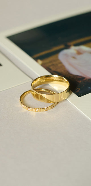 Schmaler und breiter Ehering aus recyceltem Gold von Maren Jewellery