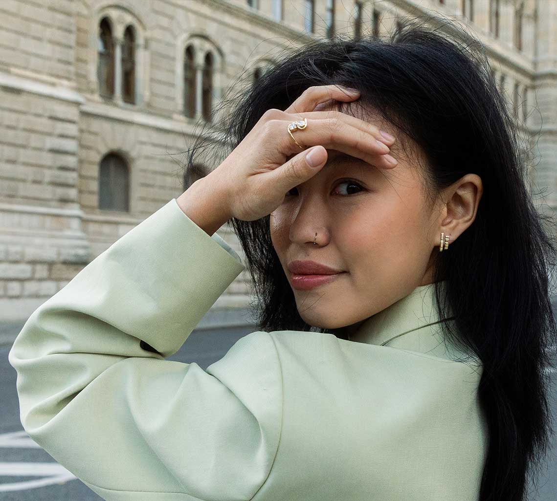 Frau mit Gold Designer Ring und 0,8 carat Labordiamanten