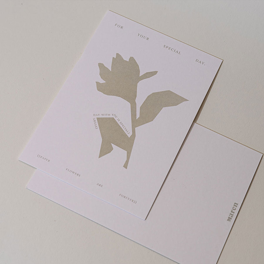 minimalistische Geburtstags Postkarte mit Blume