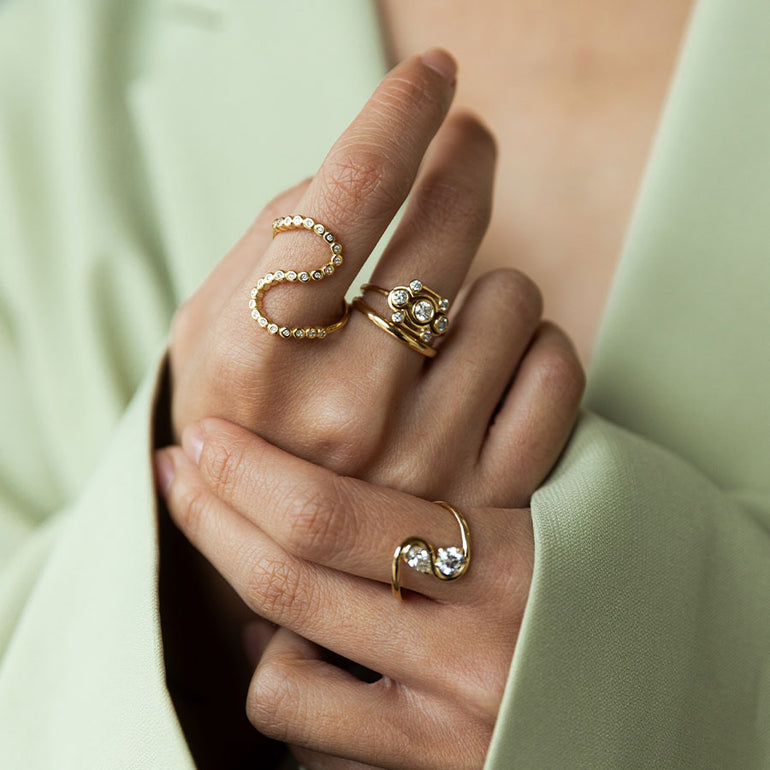 Frauen Hände mit nachhalitgen Gold Ringen gelayert